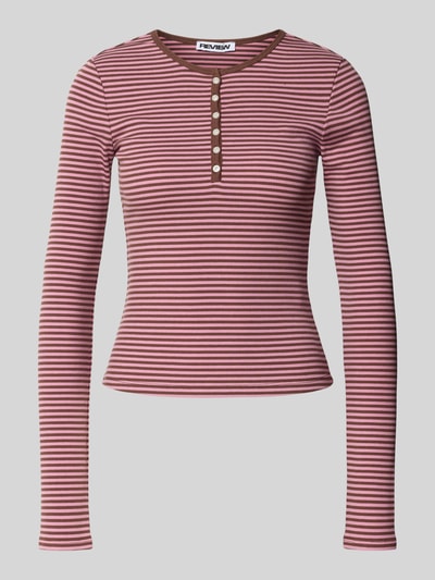 Produktfoto, Longsleeve mit Henley-Kragen von REVIEW im Baumwoll-Elasthan-Mix, eng anliegend, Ripp-Struktur, rot-weiß gestreift