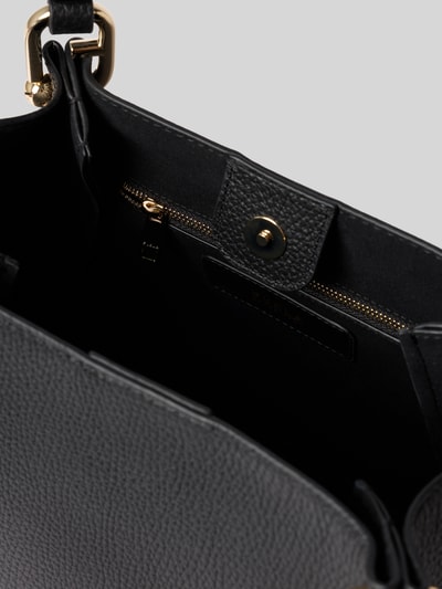 Productfoto, Handtasche aus echtem Leder met logodetail Model 'Nuvola' van FURLA, zwart, hoofvak met magneetsluiting, binnenvak met ritssluiting, verstelbare schouderband, breedte 22 cm, lengte 23 cm, diepte 17 cm, schouderbandlengte 78 cm