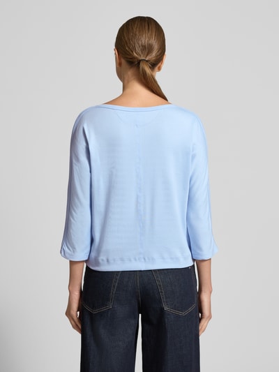 Vrouwenmodel draagt T-shirt met boothals en 3/4-mouwen van Marc Cain, mix van katoen en elastaan, regular fit, ruglengte 49 cm, Ganzkörperansicht Rückansicht.