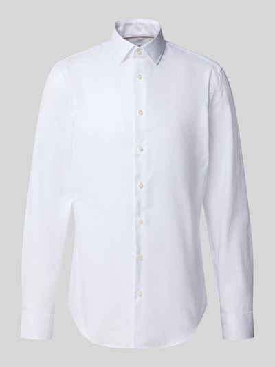 Produktfoto, weißes Slim Fit Businesshemd aus reiner Baumwolle von Jake*s vor hellgrauem Hintergrund, glatte Textur, klare Linien.