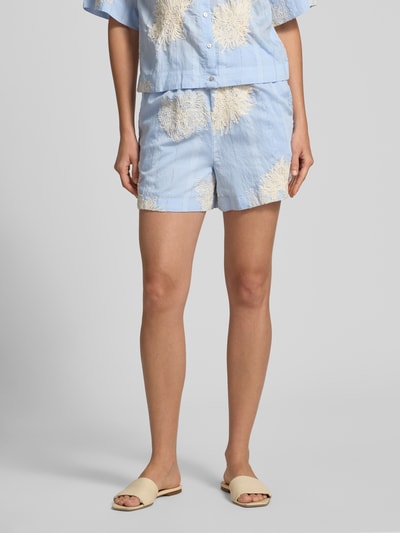 YAS Straight Fit Shorts mit floralen Zierapplikationen Modell 'Kana' Hellblau 4