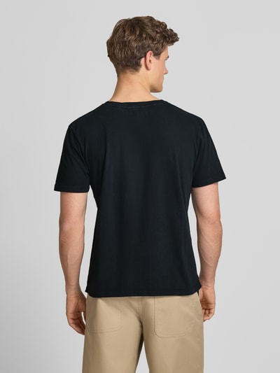 Männermodel trägt T-Shirt aus Baumwoll-Leinen-Mix mit V-Ausschnitt von Superdry in Schwarz, Regular-Fit, feines Stitching, Rückenlänge 68 cm bei Größe M, Ganzkörperansicht Rückansicht.