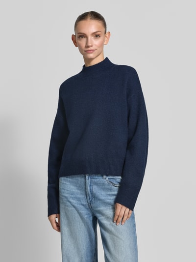 Vrouwenmodel draagt Turtleneck-Pullover met wol en ronde hals van Neo Noir, Materiaalmix, recht model, ribboorden, Ganzkörperaanzicht van voren.