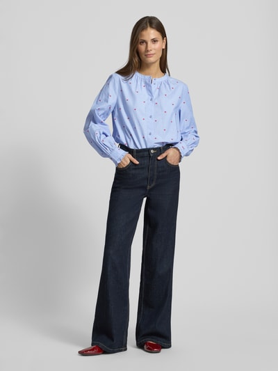 Vrouwenmodel draagt Overhemdblouse met knoopsluiting van Oui, puur katoen, los model, ronde hals, met plooien, geheel vooraanzicht.