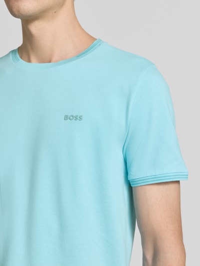 Męskimodel nosi t-shirt w kolorze jasnoniebieskim, gładka tekstura, Regular Fit T-Shirt aus Baumwoll-Mix Modell 'TAUL' von BOSS Green, zbliżenie na górną część ciała.