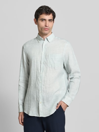 Männermodel trägt Slim Fit Leinenhemd mit Brusttasche von Christian Berg Men in hellem Beige mit Button-Down-Kragen, Ganzkörperansicht von vorne. Rückenlänge 79 cm, Schulterbreite 43 cm, Ärmellänge 68 cm, Reines Leinen, Knopfleiste, Brusttasche.