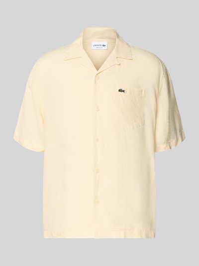 Produktfoto, Relaxed Fit Leinenhemd mit Resortkragen von Lacoste in Creme, kurzarm, Brusttasche, Logo-Stitching, reine Leinenstruktur