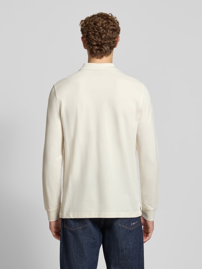 Mannenmodel draagt Regular Fit poloshirt uit puur katoen van MCNEAL, Polokraag met knoopsluiting, labelstitching, met lange mouwen, ruglengte maat M 73 cm, effen licht crème, structuur glad, Ganzkörperansicht Rückansicht.