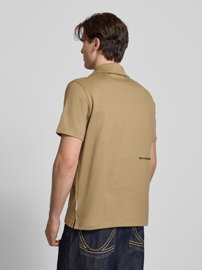 Männermodel trägt Boxy Fit Freizeithemd aus reiner Baumwolle von Marc O'Polo Denim in Beige, unifarben, Heavy Jersey, Rückansicht