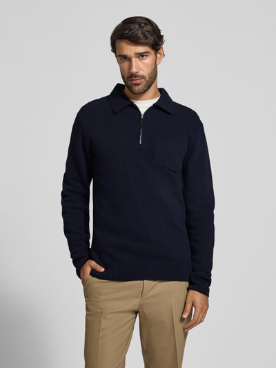 Mannenmodel draagt Strickpullover aus Woll-Mix mit Polokragen Modell 'FELIPO' van Casual Friday, slim fit, navy, borstzak, voorkant full-body, ruglengte maat M 67 cm.