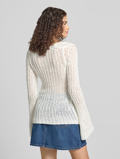Modelka nosi Regular Fit Pullover in Häkel-Optik Modell 'Fenja' od Topshop, biały, bawełniany mix, wzór szydełkowy, półprzezroczysty, długość tyłu 76 cm, długość rękawa 84 cm, widok całej sylwetki z tyłu
