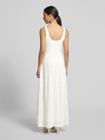 Frauenmodel trägt Ausgestelltes Spitzenkleid mit schmalen Trägern Modell 'SALINA' von Vero Moda, Optik: Unifarben, Maxi-Länge, U-Ausschnitt, Spitzen-Muster, Materialverarbeitung: Spitze, Ganzkörperansicht Rückansicht.