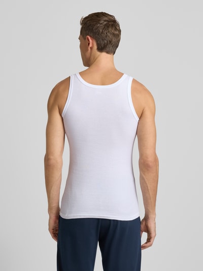 Männermodel trägt Tanktop in Ripp-Optik van Götzburg, wit katoen, slim fit, ronde hals, structuurstof, Ganzkörperansicht Rückansicht.