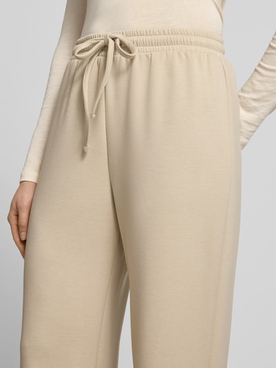 Frauenmodel trägt Regular Fit Sweatpants mit Viskose-Anteil Modell 'TALIA' von Pieces, unifarben, Material-Mix, Nahaufnahme Oberkörper