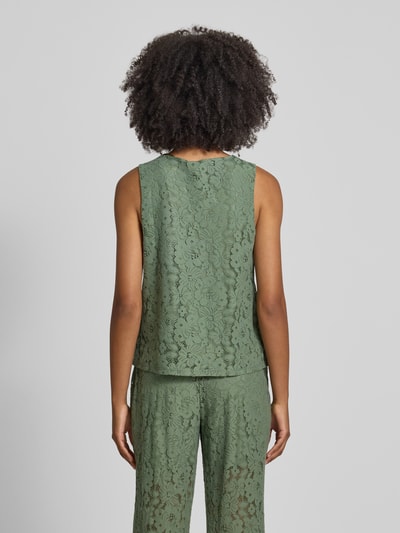 Frauenmodel trägt Regular Fit Trägertop aus Baumwoll-Mix Modell 'HONEY' von Vero Moda in Optik: Unifarben mit Spitzen-Muster, Ganzkörperansicht Rückansicht.