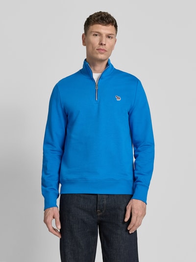 Männermodel trägt Sweatshirt mit Stehkragen und Reißverschluss von PAUL SMITH in Blau, Reine Baumwolle, Regular-Fit, Stitching, Ganzkörperansicht von vorne.