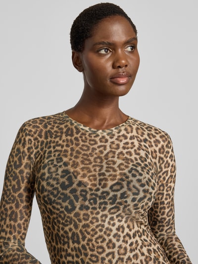 Kobiece model prezentuje bluzkę z długim rękawem z motywem panterki, okrągły dekolt, Slim Fit Langarmshirt mit Rundhalsausschnitt Modell 'LOVA' von VERO MODA, damska bluzka z długim rękawem, zbliżenie na górną część ciała