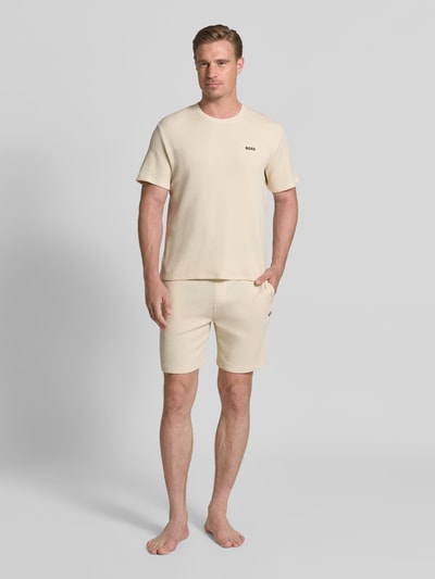 Männermodel trägt Regular Fit T-Shirt aus Baumwoll-Mix von BOSS, unifarben, Waffelstruktur, kurzarm, Rundhals, Ganzkörperansicht von vorne.