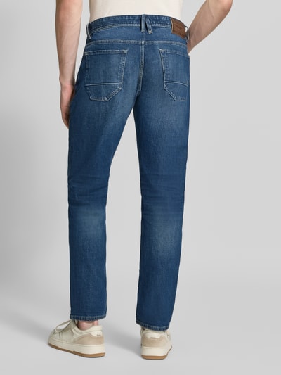 Männermodel trägt Straight Fit Jeans aus Baumwoll-Mix Modell 'Wingload' von PME Legend, mittelblau, 5-Pocket-Design, Ganzkörperansicht Rückansicht. Elastischer Baumwoll-Mix, Knopf- und Reißverschluss, Bundweite 42 cm, Innenbeinlänge 80 cm.