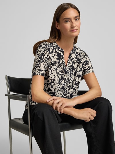 Frauenmodel trägt Regular-Fit T-Shirt aus reiner Baumwolle von Marc O'Polo, floraler Print in Schwarz und Weiß, Damen T-Shirt, Nahaufnahme Oberkörper.