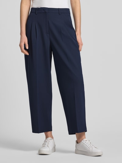 Modelka prezentuje spodnie Straight Cropped Hose mit Bügelfalten von Smith and Soul, granatowe, mieszanka materiałów z dodatkiem wiskozy, krój straight fit, skrócone, kanty, szerokość w rozmiarze S: 40 cm, długość wewnętrzna nogawki w rozmiarze S: 66 cm, widok z przodu całej sylwetki.