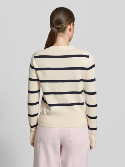 Frauenmodel trägt Regular Fit Strickjacke aus reiner Baumwolle von Tommy Hilfiger mit Optik:Allover-Muster, Gestreift, Feinstrick, Logo-Stitching und Rundhals, Langarm, Ärmelabschluss und Rumpfabschluss Gerippt, Ganzkörperansicht Rückansicht.