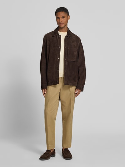 Mannenmodel draagt Regular Fit Lederjacke aus echtem Ziegenleder Modell 'C-MOLOT' van BOSS, bruine nubuck, opgestikte zak, drukknoopsluiting, omlegkraag, lange mouw, zijzakken, ruggenspandetail, labelapplicatie, geheelvooraanzicht