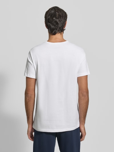 Männermodel trägt Herren T-Shirt mit V-Ausschnitt im 2er-Pack Modell 'ComfortS' von BOSS, reine Baumwolle, unifarben, gerader Schnitt, Label-Stitching, Ganzkörperansicht Rückansicht.