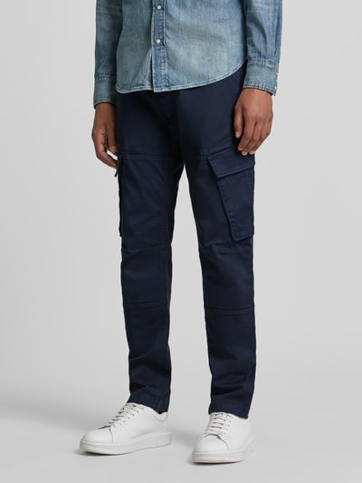 Männermodel trägt Straight Fit Cargohose aus Baumwoll-Mix von MCNEAL in Dunkelblau, seitliche Taschen, elastischer Material-Mix, Nahaufnahme Oberkörper