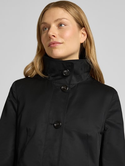 Frauenmodel trägt Kurzmantel mit Stehkragen und Pattentaschen von Gil Bret in Schwarz, Baumwoll-Mix, Nahaufnahme Oberkörper.