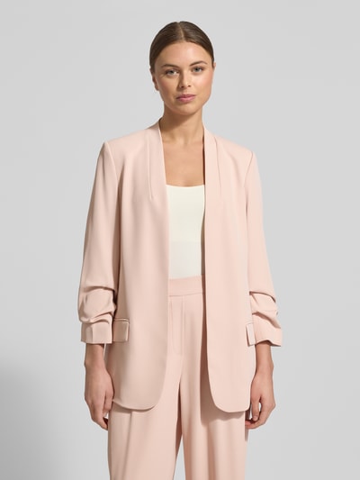 Frauenmodel trägt Blazer mit Pattentaschen von Jake*s Collection im zarten Rosaton, Lockerer-Schnitt, Stehkragen, Material-Mix mit Stretch-Anteil, 3/4-Ärmel, Vorderansicht, Nahaufnahme Oberkörper.