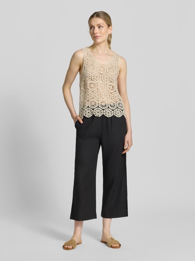 Modelka nosi Regular Fit Blusentop aus Baumwoll-Mix Modell 'ELSA' od Vero Moda, beżowy, z koronki, bez rękawów, krój regular fit, unikatowa faktura, prosty U-dekolt, całkowity widok z przodu.