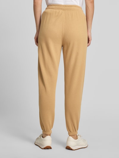 Vrouwenmodel draagt Regular Fit Sweathose uit katoenmix van Polo Ralph Lauren in beige, dames, volledig lichaam van achteren.