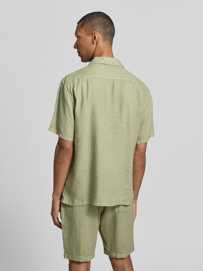 Mannelijk model draagt Regular Fit Leinenhemd mit Reverskragen van MCNEAL in lichtgroen, puur linnen, korte mouwen, rugaanzicht, context: regular fit, reverskraag, knoopsluiting, ruglengte maat M 71 cm, schouderbreedte 50 cm, mouwlengte 30 cm.