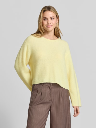 Frauenmodel trägt Strickpullover aus Alpaka-Leinen-Mix Modell 'VITOW' von American Vintage in Hellgelb, lockere Passform, Rundhalsausschnitt, Damen Strickpullover, Ganzkörperansicht von vorne.