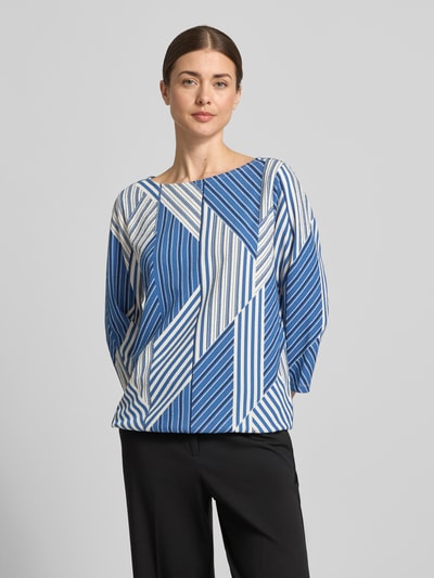 Frauenmodel trägt Regular Fit Blusentop mit Allover-Muster von s.Oliver RED LABEL, Optik:Allover-Muster, Musselin, Ganzkörperansicht von vorne.