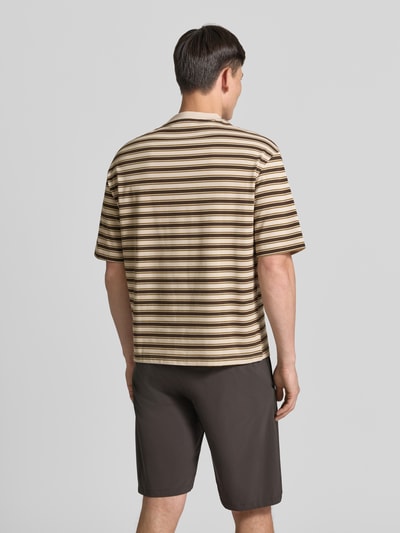 Męski model ma na sobie Relaxed Fit T-Shirt aus reiner Baumwolle Modell 'ASPEN 2' od SELECTED HOMME, beżowe i brązowe paski, pełny widok z tyłu.