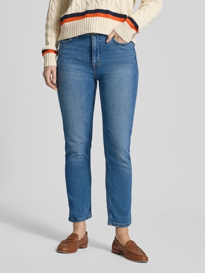 Vrouwenmodel draagt Straight Fit Jeans aus Baumwoll-Mix van Lauren Ralph Lauren, blauwe denim met 5-pocket-design en hoge taille, enkel lengte, voorkant volledig zichtbaar, detailopname onderlichaam.