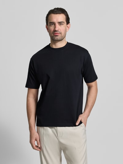 Mannelijk model draagt Regular Fit T-Shirt uit pure katoen van MCNEAL, zwart, ronde hals, korte mouwen, hele lichaamsvoorzijde.