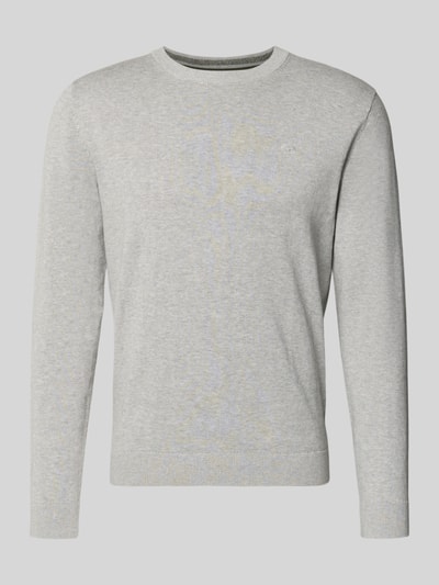 Produktfoto, Regular Fit Strickpullover aus reiner Baumwolle von Tom Tailor, jasnoszary, gładka dzianina, dekolt okrągły, logo, długi rękaw, ściągacze