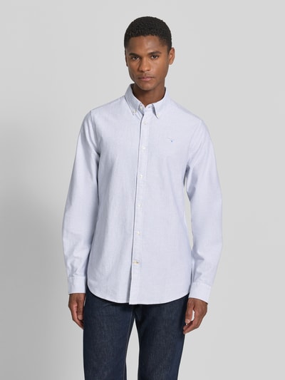 Męski model nosi koszulę casualową Tailored Fit Freizeithemd aus reiner Baumwolle Modell 'STRIPED OXFORD' od Barbour, efekt: wzór na całej powierzchni, krój tailored, kołnierzyk typu button down, listwa guzikowa na całej długości, fakturowany wzór, wyhaftowane logo, długi rękaw, sportowy mankiet z regulowanymi guzikami, wykończenie: oxford, materiał: bawełna; jasny odcień, lekka faktura, gładka powierzchnia; całkowity widok z przodu.