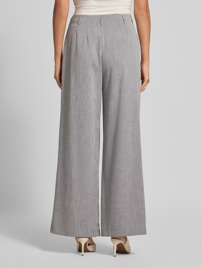 Frauenmodel trägt grau melierte Fein strukturierte Wide Leg Hose von Jake*s Collection aus Viskose-Mix, Ganzkörperansicht Rückansicht.