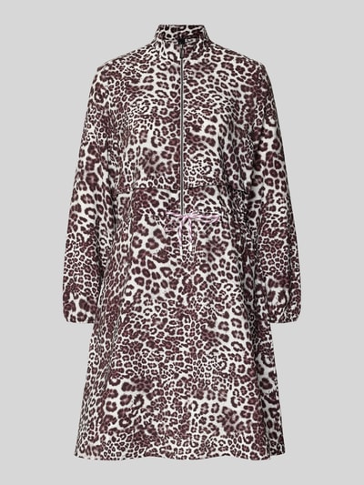 Produktfoto, Relaxed Fit Kleid aus Viskose-Mix mit Allover-Animal-Print von Marc Cain, długi rękaw, stójka, zamek, tunel w talii, elastyczne mankiety, długość tyłu w rozmiarze 36: 98 cm, szerokość w rozmiarze 36: 41 cm, długość rękawa w rozmiarze 36: 60 cm, wzór w cętki, odcienie brązu i bieli, miękka faktura