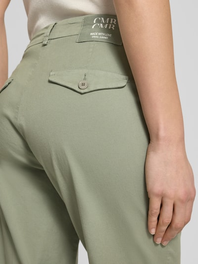 Vrouwenmodel draagt Straight Fit Stoffhose met Bügelfalten Modell 'Karina' van Cambio, lichte groentint, detailopname rug, elastische katoenmix, knoopsluiting, achterzak, geschikt voor dames, context: bandwijdte maat 36 40 cm, binnenbeenlengte 70 cm.