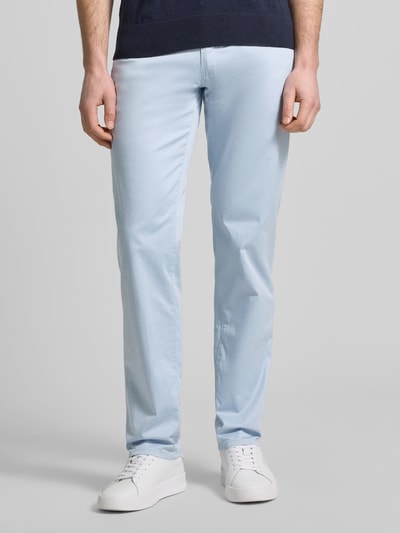 Mannenmodel draagt Hose met structuurpatroon model 'Cadiz' van Brax, mix van katoen en elastaan, regular fit, steekzakken, lichtblauw, voorkant gehele lichaam
