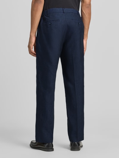 Männermodel trägt Leinenhose mit Bügelfalte Modell 'DiUnic' von Zuitable in Dunkelblau, Gesäßtaschen, Straight Fit, Ganzkörperansicht Rückansicht.