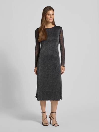 Frauenmodel trägt Regular Fit Meshkleid mit Effektgarn von Tom Tailor Denim in glitzernder, semitransparenter Optik, Midi-Länge, Rundhals, Langarm mit Frill-Ärmelabschluss und Frill-Saum, Mesh-Materialverarbeitung, Ganzkörperansicht von vorne.