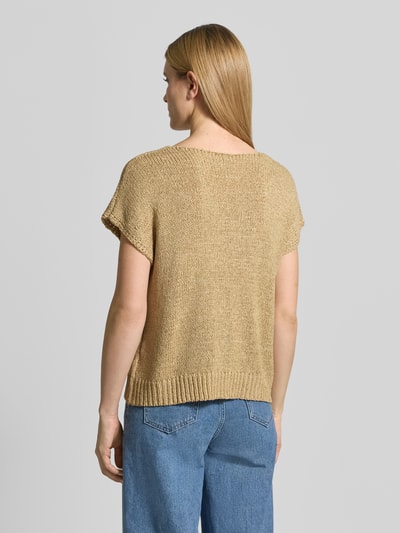 Kobiece modelka nosi Strickshirt mit Kappärmeln Modell 'CARYNN' od Soyaconcept, krój relaxed fit, okrągły dekolt, długość tyłu 58 cm, długość rękawów 15 cm, widok całej sylwetki z tyłu.