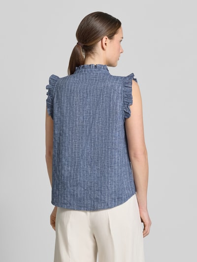 Vrouwenmodel draagt Bluse mit Rüschen Modell 'SIONA' van Neo Noir, puur katoen, recht model, serafinohals, ruglengte maat 36: 60 cm, Ganzkörperansicht Rückansicht.