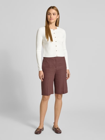 Kobiece model nosi Slim Fit Cardigan aus Viskose-Mix model 'Velda' od Ted Baker, elastyczna mieszanka wiskozy, krój slim fit, imitacja dzianiny, z długim rękawem, okrągły dekolt, listwa guzikowa, długość tyłu w rozmiarze 36: 47 cm, długość rękawów w rozmiarze 36: 63 cm, widok na całe ciało z przodu.